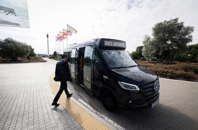 Ejecutivo subiendo a una van de movilidad empresarial